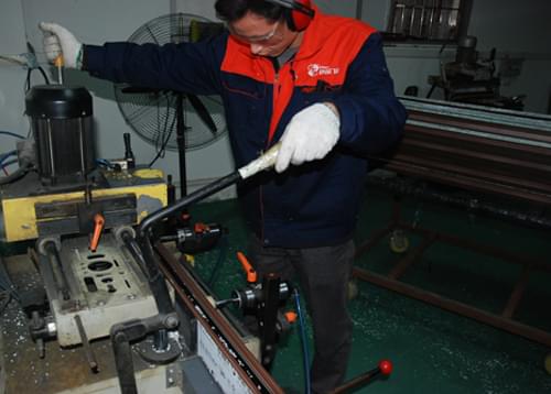 伊盾門窗一線生產員工