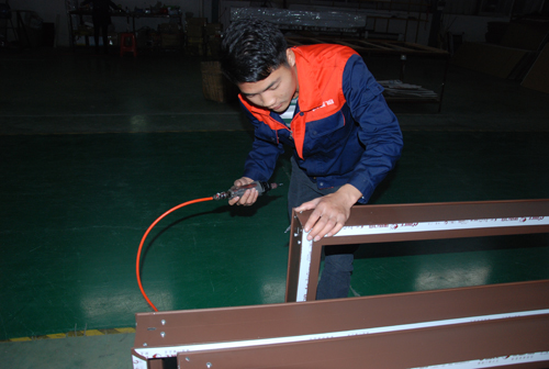 伊盾門窗一線生產員工