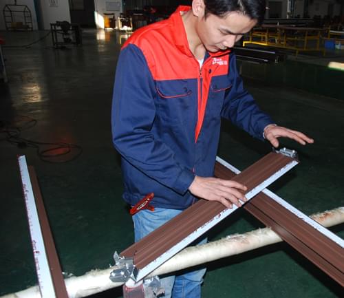 伊盾門窗一線生產員工