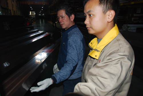 伊盾門窗一線生產員工