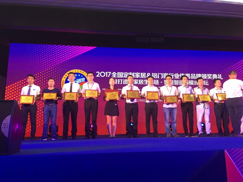 伊盾門窗斬獲&ldquo;鋁合金門窗十佳品牌&rdquo;